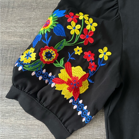 Gracia Embroidered Puff Sleeve Top Size Small - Picture 5 of 5